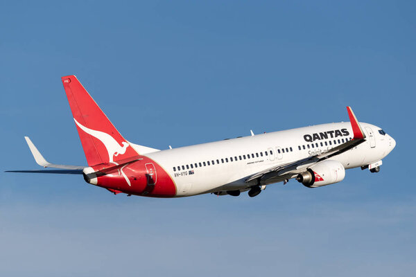 Сидней, Австралия - 5 мая 2014 г.: Самолеты Qantas Boeing 737-800 вылетают из аэропорта Сиднея
. 