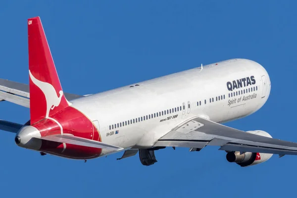 Sydney Austrália Maio 2014 Avião Qantas Boeing 767 Decolando Aeroporto — Fotografia de Stock