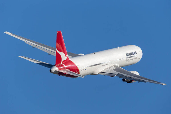 Сидней, Австралия - 5 мая 2014 года: Самолет Qantas Boeing 767 взлетает из аэропорта Сиднея
. 
