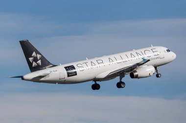 Sydney, Avustralya - 5 Mayıs 2014: Air New Zealand Airbus A320 Sydney Havaalanı 'ndan kalkıyor. 
