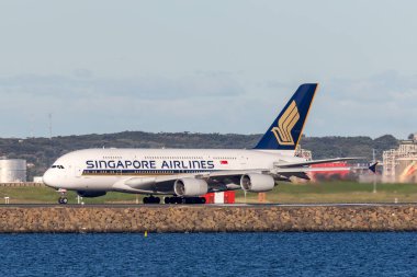 Sydney, Avustralya - 5 Mayıs 2014: Singapur Havayolları Airbus A380 Sydney Havaalanı. 