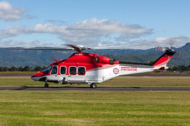 Albion Park, Avustralya - 4 Mayıs 2014: Yeni Güney Galler AgustaWestland Ambulans Servisi AW-139 VH-SYJ Hava Ambulansı Illawarra Bölgesel Havalimanı. 
