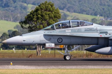 Albion Park, Avustralya - 4 Mayıs 2014: Royal Australian Air Force (RAAF) McDonnell Douglas F / A-18B Hornet jet uçağı A21-112 Illawarra Bölgesel Havaalanı, Albion Park.  