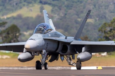 Albion Park, Avustralya - 4 Mayıs 2014: Royal Australian Air Force (RAAF) McDonnell Douglas F / A-18B Hornet jet uçağı A21-112 Illawarra Bölgesel Havaalanı, Albion Park.  