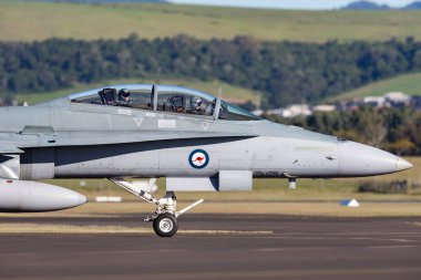 Albion Park, Avustralya - 4 Mayıs 2014: Royal Australian Air Force (RAAF) McDonnell Douglas F / A-18B Hornet jet uçağı A21-110 Illawarra Bölgesel Havalimanı, Albion Park.  