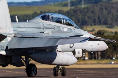 Albion Park, Avustralya - 4 Mayıs 2014: Royal Australian Air Force (RAAF) McDonnell Douglas F / A-18B Hornet jet uçağı A21-112 Illawarra Bölgesel Havaalanı, Albion Park.  