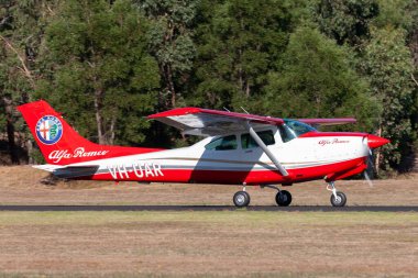 Tyabb, Avustralya - 9 Mart 2014: Cessna 182 Skylane VH-UAR Tek motorlu hafif uçak.
