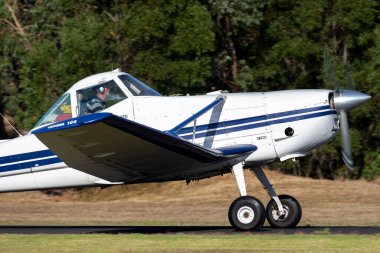 Tyabb, Avustralya - 9 Mart 2014: Cessna A188 Agwagon hafif tarım uçağı VH-ZJJ Tyabb Havaalanına indi.