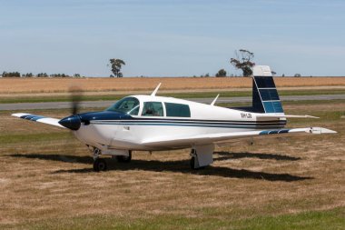 Lethbridge, Avustralya - 23 Kasım 2014: Mooney M20i tek motorlu hafif uçak VH-IJD.
