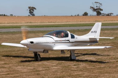 Lethbridge, Avustralya - 23 Kasım 2014: Lancair 235 kit tek motorlu hafif uçak VH-PEX. 