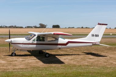 Lethbridge, Avustralya - 23 Kasım 2014: Cessna 177RG Kardinal tek motorlu hafif uçak VH-RKH.