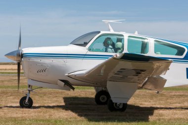 Lethbridge, Avustralya - 23 Kasım 2014: Beech V35 Bonanza Tek motorlu hafif uçak VH-DDD.