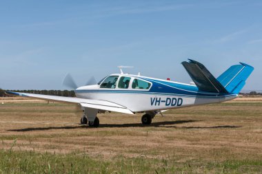 Lethbridge, Avustralya - 23 Kasım 2014: Beech V35 Bonanza Tek motorlu hafif uçak VH-DDD.