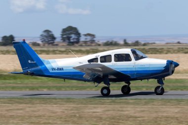 Lethbridge, Avustralya - 23 Kasım 2014: Beech A23A Musketeer tek motorlu hafif uçak VH-RWA.