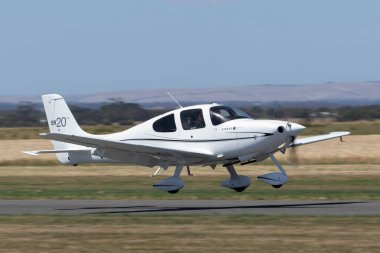 Lethbridge, Avustralya - 23 Kasım 2014: Cirrus SR20 tek motorlu özel uçak VH-NDI.