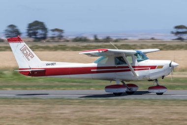 Lethbridge, Avustralya - 23 Kasım 2014: 1977 Cessna 152 tek motorlu hafif uçak VH-CET.