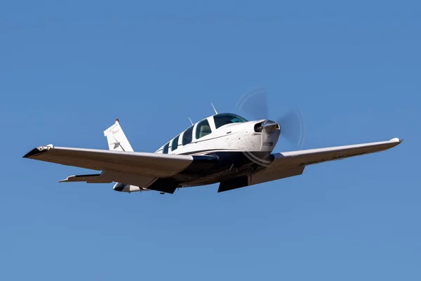 Tyabb, Avustralya - 9 Mart 2014: Beechcraft Bonanza A36 koltuklu tek motorlu hafif uçak VH-BIM.
