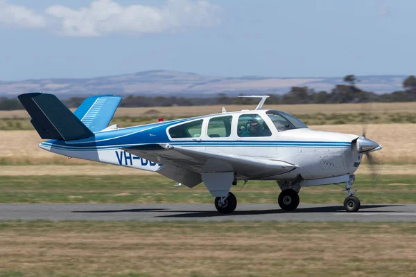 Lethbridge, Avustralya - 23 Kasım 2014: Beech V35 Bonanza Tek motorlu hafif uçak VH-DDD.