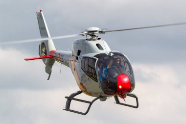 RAF Waddington, Hughnshire, İngiltere - 7 Temmuz 2014: Eski Kraliyet Hava Kuvvetleri (RAF) 1950 'ler dönemi Folland Gnat t. Mk.1 jet eğitmeni uçak g-mour Sarı Jacks akrobatik ekran takımının ayırt edici sarısı içinde.   