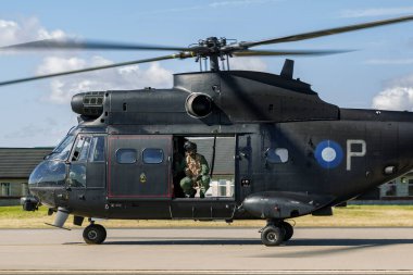 RAF Waddington, the UK - 5 Temmuz 2014: Royal Air Force (RAF) Aerospatiale SA-330E Puma HC2 Helikopteri RAF Waddington 'da. 