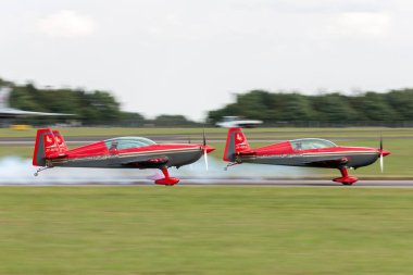 RAF Waddington, the UK - 7 Temmuz 2014: Royal Jordanian Falcons aerobatik takımı Extra EA-300L JY-RFB RAF Waddington Airshow 'da sergilenmek üzere havalanır.