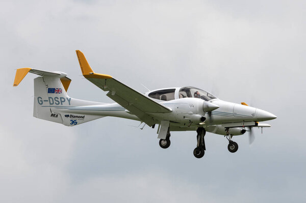 RAF Уоддингтон, Линкольншир, Великобритания - 4 июля 2014 года: Diamond DA42 MPP самолет G-DSPY
.