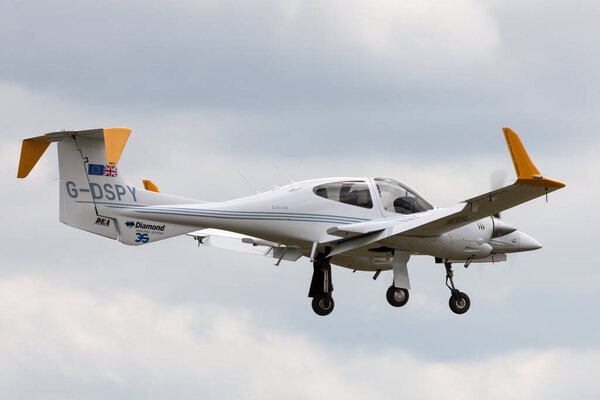 RAF Уоддингтон, Линкольншир, Великобритания - 4 июля 2014 года: Diamond DA42 MPP самолет G-DSPY
.
