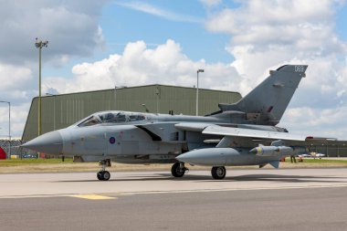 RAF Waddington, the UK - 7 Temmuz 2014: Kraliyet Hava Kuvvetleri (RAF) Panavia Tornado GR4 ZA606 XV (R) Filosu.
