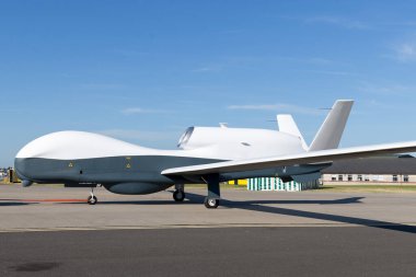 Uzun menzilli yüksek irtifa askeri insansız hava aracı (UAV, Drone).