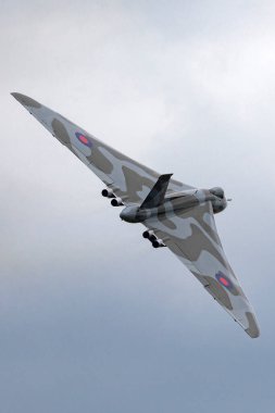 RAF Waddington, Hughnshire, İngiltere - 6 Temmuz 2014: Eski Kraliyet Hava Kuvvetleri (RAF) Avro Vulcan B.2 bombardıman uçağı XH558 Vulcan tarafından Gökyüzü güvenliğine yönlendirildi.