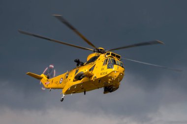 RAF Waddington, Hughnshire, İngiltere - 5 Temmuz 2014: Kraliyet Hava Kuvvetleri Westland Kralı HAR3 arama kurtarma helikopteri XZ595 RAF Valley üssünden. 