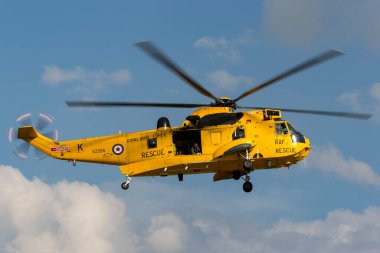 RAF Waddington, Hughnshire, İngiltere - 5 Temmuz 2014: Kraliyet Hava Kuvvetleri Westland Kralı HAR3 arama kurtarma helikopteri XZ595 RAF Valley üssünden. 