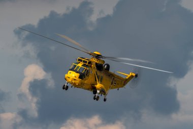 RAF Waddington, Hughnshire, İngiltere - 5 Temmuz 2014: Kraliyet Hava Kuvvetleri Westland Kralı HAR3 arama kurtarma helikopteri XZ595 RAF Valley üssünden. 
