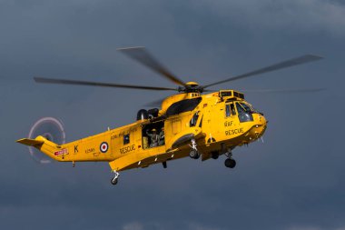 RAF Waddington, Hughnshire, İngiltere - 5 Temmuz 2014: Kraliyet Hava Kuvvetleri Westland Kralı HAR3 arama kurtarma helikopteri XZ595 RAF Valley üssünden. 