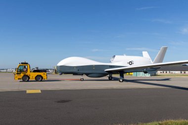 RAF Waddington, Hughnshire, İngiltere - 7 Temmuz 2014: ABD Donanması Northrop Grumman RQ-4 Global Hawk insansız izleme uçakları.