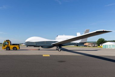 RAF Waddington, Hughnshire, İngiltere - 7 Temmuz 2014: ABD Donanması Northrop Grumman RQ-4 Global Hawk insansız izleme uçakları.
