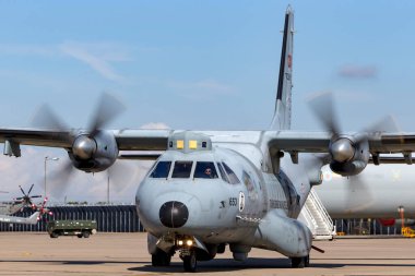 RAF Waddington, Hughnshire, İngiltere - 7 Temmuz 2014: Eski Kraliyet Hava Kuvvetleri (RAF) 1950 'ler dönemi Folland Gnat t. Mk.1 jet eğitmeni uçak g-mour Sarı Jacks akrobatik ekran takımının ayırt edici sarısı içinde.   