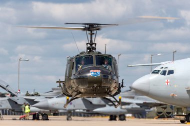 RAF Waddington, Hughnshire, İngiltere - 7 Temmuz 2014: Bell UH-1H Iroquois (Huey) askeri araç helikopteri G-HUEY.