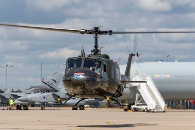RAF Waddington, Hughnshire, İngiltere - 7 Temmuz 2014: Bell UH-1H Iroquois (Huey) askeri araç helikopteri G-HUEY.