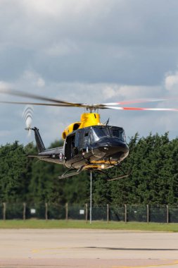 RAF Waddington, the UK - 7 Temmuz 2014: Kraliyet Hava Kuvvetleri Bell 412EP Griffin HT.1 Helikopter ZJ235 RAF istasyonu Waddington. 