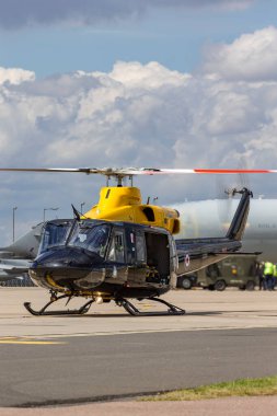 RAF Waddington, the UK - 7 Temmuz 2014: Kraliyet Hava Kuvvetleri Bell 412EP Griffin HT.1 Helikopter ZJ235 RAF istasyonu Waddington. 