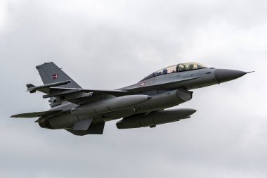 RAF Waddington, Hughnshire, İngiltere - 7 Temmuz 2014: Eski Kraliyet Hava Kuvvetleri (RAF) 1950 'ler dönemi Folland Gnat t. Mk.1 jet eğitmeni uçak g-mour Sarı Jacks akrobatik ekran takımının ayırt edici sarısı içinde.   