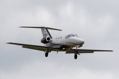 RAF Waddington, Hughnshire, İngiltere - 4 Temmuz 2014: Cessna 510 Citation Mustang hafif iş jeti uçağı G-RNER iniş yapmak üzeredir.