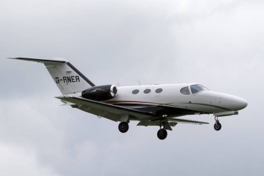 RAF Waddington, Hughnshire, İngiltere - 4 Temmuz 2014: Cessna 510 Citation Mustang hafif iş jeti uçağı G-RNER iniş yapmak üzeredir.