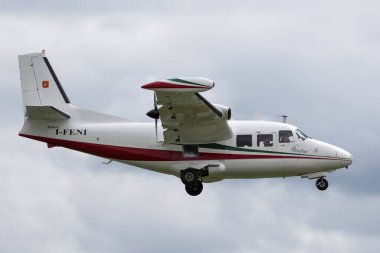 RAF Waddington, Hughnshire, İngiltere - 4 Temmuz 2014: Piaggio P-166C çift motorlu hafif uçak I-FENI karaya yaklaşıyor.
