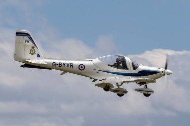 RAF Waddington, Hughnshire, İngiltere - 5 Temmuz 2014: Kraliyet Hava Kuvvetleri (RAF) Grob G-115E Özel Eğitim uçağı G-BYVR RAF Waddington 'a iniş için yaklaşıyor.