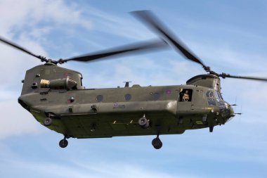 RAF Waddington, Hughnshire, İngiltere - 5 Temmuz 2014: Kraliyet Hava Kuvvetleri (RAF) Boeing Chinook HC.2 çift motorlu ağır yük askeri helikopteri ZH777.