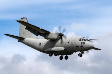 RAF Waddington, Hughnshire, İngiltere - 5 Temmuz 2014: İtalyan Hava Kuvvetleri (Aeronautica Militare Italiana) Alenia C-27J çift motorlu M62215 askeri nakliye uçağı.