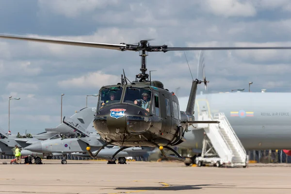 RAF Waddington, Hughnshire, İngiltere - 7 Temmuz 2014: Bell UH-1H Iroquois (Huey) askeri araç helikopteri G-HUEY.