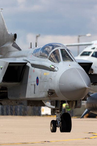 RAF Уоддингтон, Линкольншир, Великобритания - 7 июля 2014 года: Королевские военно-воздушные силы (RAF) Panavia Tornado GR4 ZA606 XV (R) эскадрильи, базирующейся в RAF Леммут
.